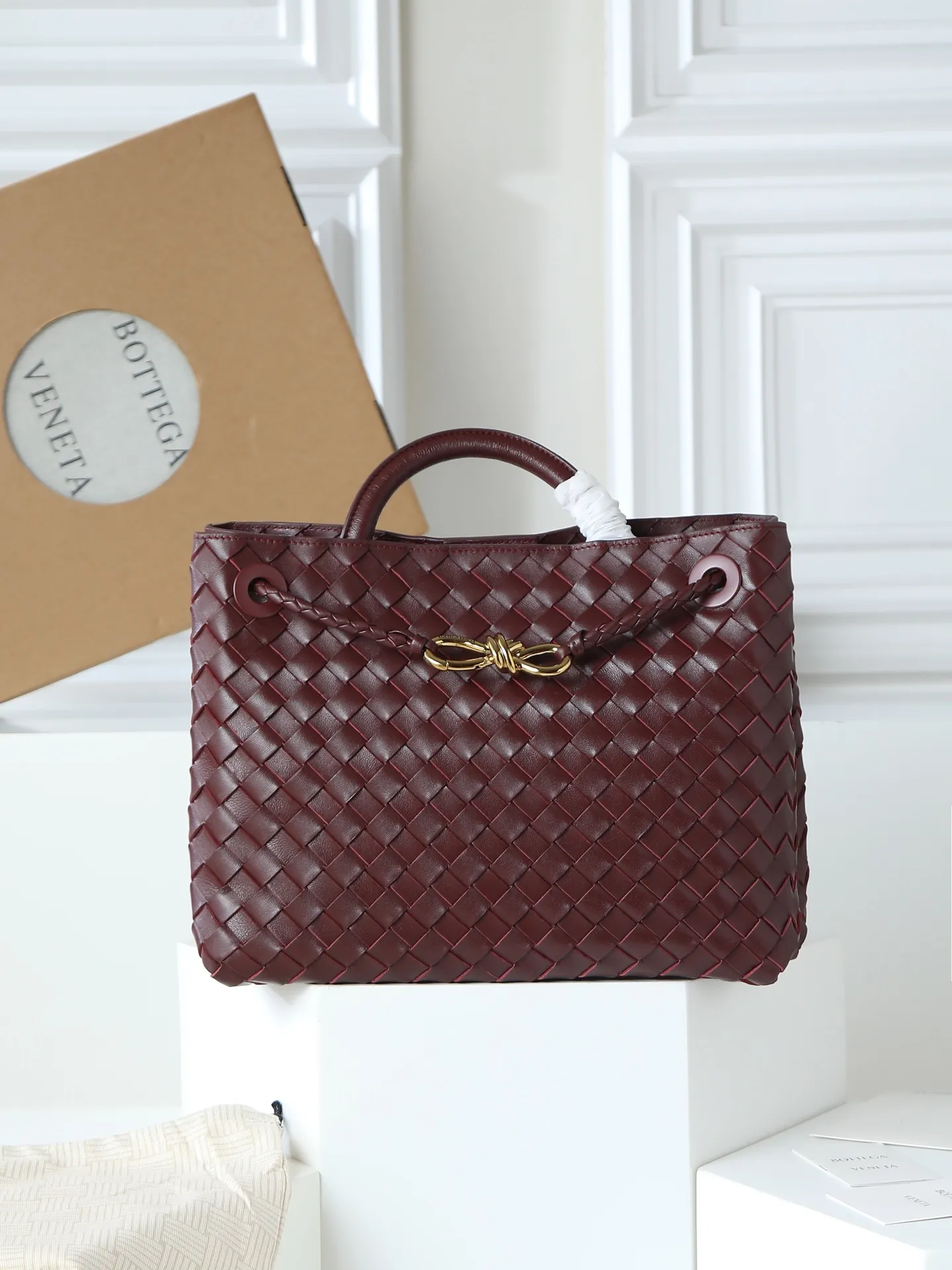 1550. Andiamo is shipping‼ ️Really popular🔥The new Andiamo woven handbag launched by Bottega Veneta this season is really popular all over the world! ! Celebrities at home and abroad have worn it, and Oscar-winning actress Michelle Yeoh has taken it out on the street. Song Jia, Trai Yala, Yu Feihong, Sanji Ayaka, Rosie Hunting-Whiteley, Yoshioka Riho, etc. have all worn this bag. It is classic and versatile and shows off your temperament, and the bag capacity is also large, which is very convenient for daily commuting! ! A variety of carrying methods, the shoulder straps can be adjusted by yourself, the original lambskin feels soft and delicate, and the unisex style breaks gender boundaries and brings a more practical and longer-lasting use experience. Andiamo, which has both elegant and casual styles, perfectly interprets the true appearance of "fashionable old money style". Style number: 766016 Size: 32*24*12